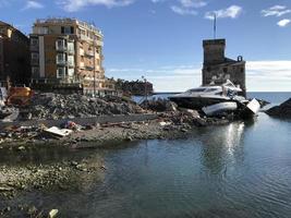 båtar förstörd förbi storm hurrican i rapallo, Italien foto