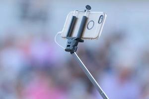 selfie avlägsen kontrollera på cellulär telefon foto