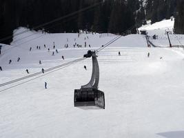 kabel- sätt i dolomiter gardena dal snö bergen foto