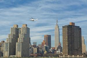 ny york en se från flod med välde stat byggnad och helikopter foto