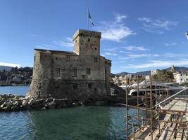 båtar förstörd förbi storm hurrican i rapallo, Italien foto