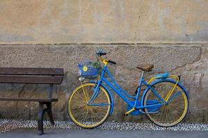 årgång cykel nära trä- bänk foto