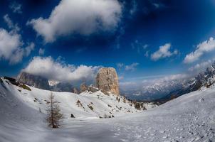 dolomiter berg snö landskap i vinter- foto