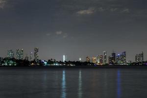 miami stadens centrum natt se panorama foto