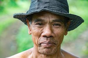 ubud, indonesien - augusti 18, 2016 - lokal- bali ö människor fattig men Lycklig foto