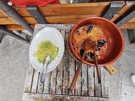 italiensk skaldjur och pesto i piktorisk by av cinque terre Italien foto