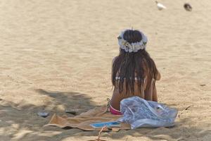 skön flicka avkopplande på waikiki strand foto