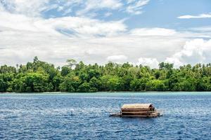 små trä flytande fiske plattform i sulawesi indonesien foto