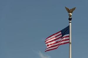 amerikan USA flagga på de himmel bakgrund foto