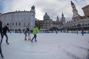 salzburg, österrike - december 31, 2015 - människor skridskoåkning i stad foto