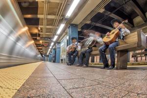 ny york - USA - 13 juni 2015 - mexikansk spelare i metro station foto