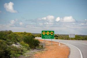 vild djur tecken på väst Australien öken- ändlös väg foto