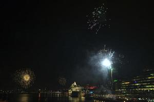 fyrverkeri i stockholm hamn Sverige foto