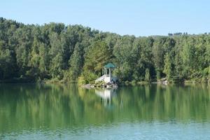 lusthus i de mitten av de sjö foto