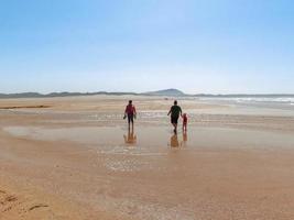 de personer promenad på valdovino strand. valdovino, galicien, Spanien foto