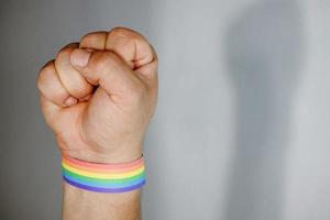 man med Gay armband på hans hand, stridande för HBTQ rättigheter foto