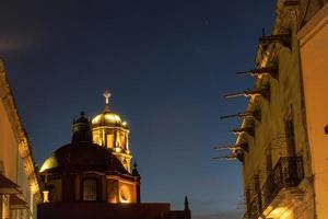 tempel av san francisco de i befintligt skick på natt i queretaro, mexico foto