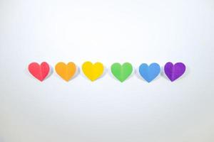 rad av hjärtan med de färger av de HBTQ Gay flagga. foto