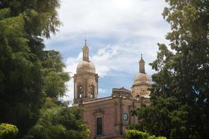 kyrka i mexico med copy i de mitten av träd foto