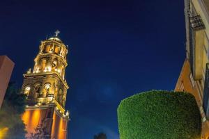 tempel av san francisco de i befintligt skick på natt i queretaro, mexico foto