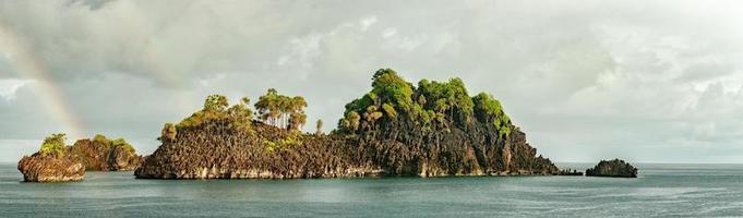 raja ampat papua panorama med regnbåge foto