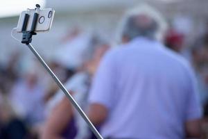 selfie avlägsen kontrollera på cellulär telefon foto