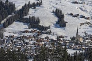 badia dolomiter stad antenn se foto