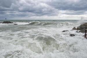 hav storm storm på de stenar foto