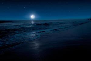 lugna natt scen på strand foto