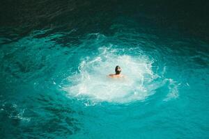 person snorkling i de hav foto