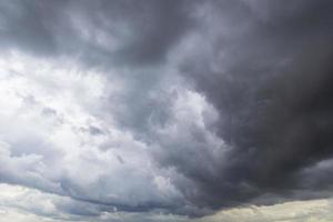 den mörka himlen med tunga moln som konvergerar och en våldsam storm före regnet. dåligt väder. foto