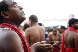 tarpan ritual förbi hindu gemenskap under mahalaya. Kolkata, väst bengal, 25:e september 2022 foto