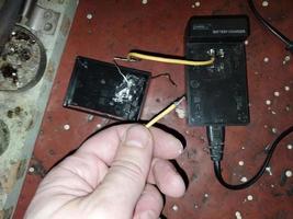 reparera lödning elektrisk trådar med en lödning järn foto