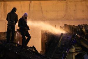 silhuetter av brandmän före en brand foto