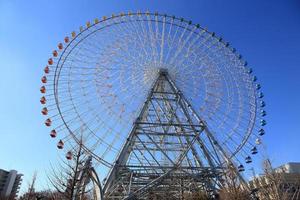 pariserhjul - osaka stad i japan foto