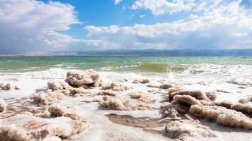 kristallin salt på yta av död- hav kustlinje foto