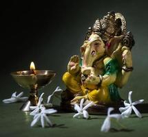 hinduisk gud ganesha på mörk bakgrund