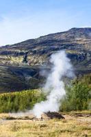 gejser i haukadalur dal i island foto