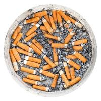 många cigarett butts i plast askkruka isolerat foto
