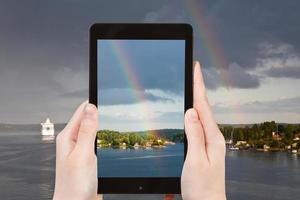 turist fotografier av regnbåge över baltic hav foto