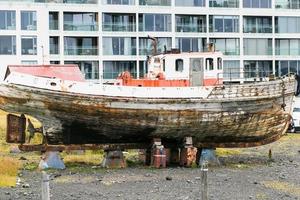 gammal båt på gata i reykjavik stad foto