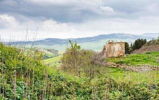 landskap med gammal grekisk ruiner i morgantina foto