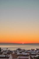 gyllene timmes solnedgång över havet foto