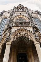 ingång i katedral av st Peter och paul i brno foto