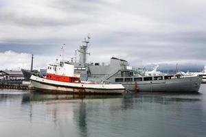 olika fartyg i reykjavik stad hamn i höst foto