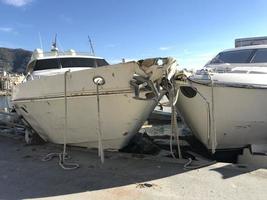 båtar förstörd förbi storm hurrican i rapallo, Italien foto