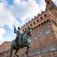 monument av cosimo jag och vägg av palazzo vecchio foto