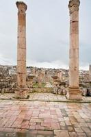 se genom antik artemis tempel i gammal stad gerasa till modern jerash foto