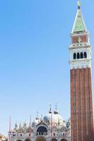 klockstapel och st mark basilika på piazza san marco foto