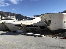 båtar förstörd förbi storm hurrican i rapallo, Italien foto